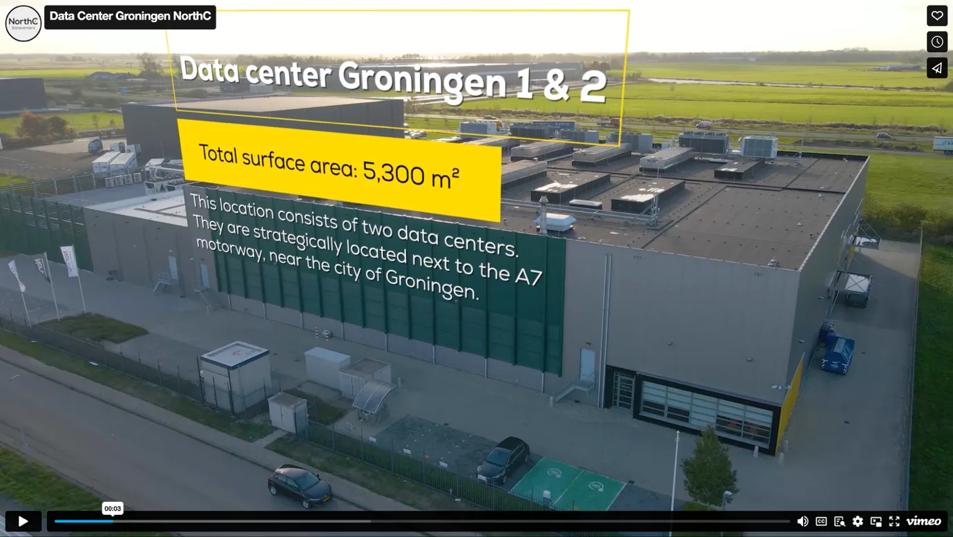 Figuur 7.1 Afbeelding van een typisch datacenter: een heel groot gesloten gebouw met heel veel computers erin (bron van de afbeelding https://www.northcdatacenters.com/ ).